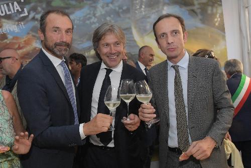 Il governatore del Friuli Venezia Giulia, Massimiliano Fedriga, all'inaugurazione di Friuli Doc 2019 assieme all'assessore Sergio Emidio Bini e al direttore di PromoturismoFVG, Lucio Gomiero.